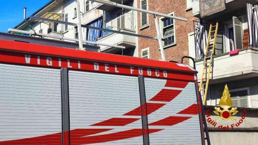 I Vigili del fuoco soccorrono una bambina rimasta chiusa in casa