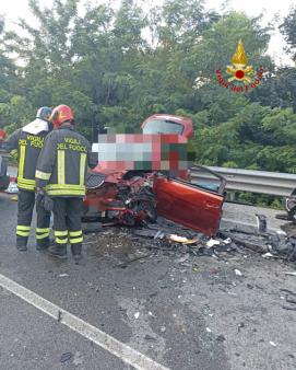 Incidente stradale  frontale avvenuto tra due autovetture: 8 feriti tra cui un neonato