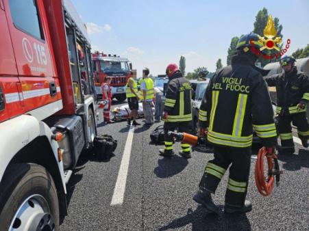 I Vigili del fuoco intervengono in A14 per incidente stradale