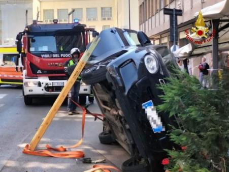Auto si ribalta su un fianco a Forlì