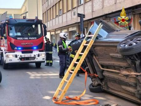 Auto si ribalta su un fianco a Forlì