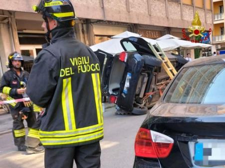 Auto si ribalta su un fianco a Forlì