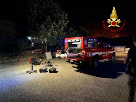 Proseguono le operazioni di spegnimento degli incendi nel nuorese: interventi notturni ed evacuazioni