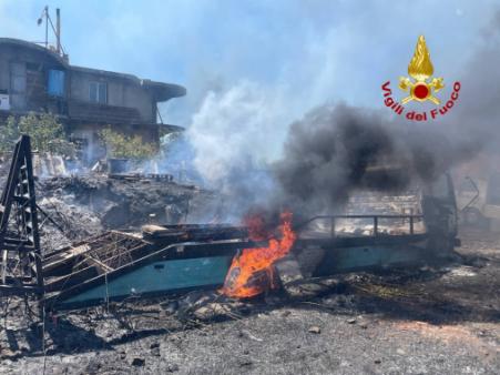 Intervento rilevante per incendio sterpaglie che minaccia anche le abitazioni a Mascalucia