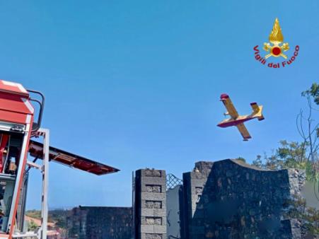 Intervento rilevante per incendio sterpaglie che minaccia anche le abitazioni a Mascalucia