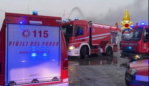 Vigili del Fuoco al lavoro per l'incendio di un container al porto
