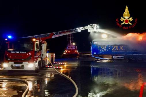Vigili del Fuoco al lavoro per l'incendio di un container al porto