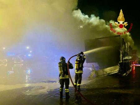 Vigili del Fuoco al lavoro per l'incendio di un container al porto