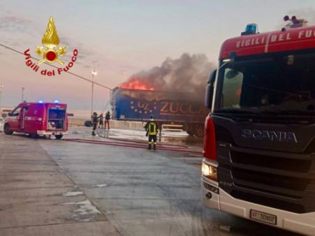 Vigili del Fuoco al lavoro per l'incendio di un container al porto