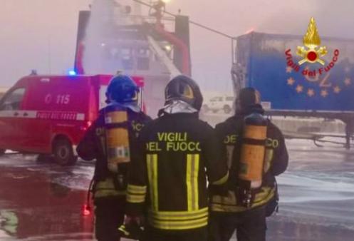 Vigili del Fuoco al lavoro per l'incendio di un container al porto