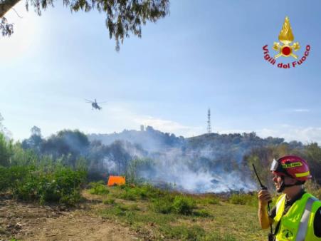 I Vigili del Fuoco impegnati in un vasto incendio di sterpaglie e macchia mediterranea a San Giorgio