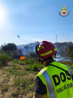 I Vigili del Fuoco impegnati in un vasto incendio di sterpaglie e macchia mediterranea a San Giorgio
