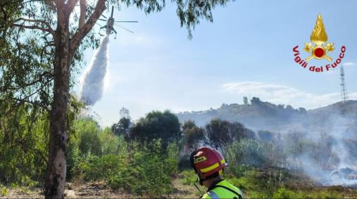 I Vigili del Fuoco impegnati in un vasto incendio di sterpaglie e macchia mediterranea a San Giorgio