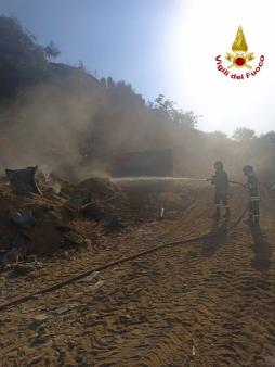 I Vigili del Fuoco impegnati in un vasto incendio di sterpaglie e macchia mediterranea a San Giorgio