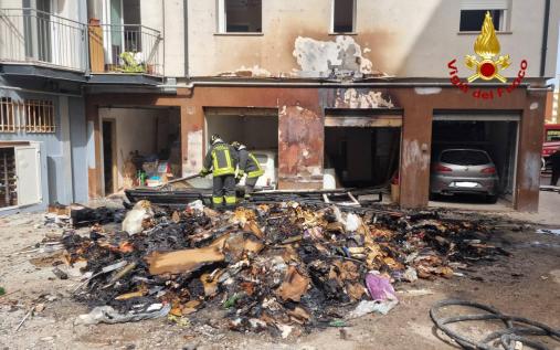 Paura nella centrale via Catte a Nuoro: fiamme nel cortile di un palazzo