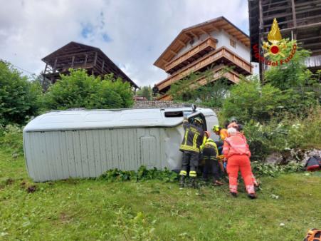 Furgone con tre persone a bordo finisce fuori strada