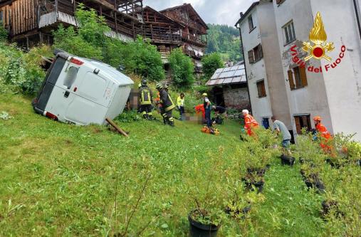 Furgone con tre persone a bordo finisce fuori strada