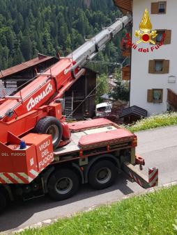 Furgone con tre persone a bordo finisce fuori strada