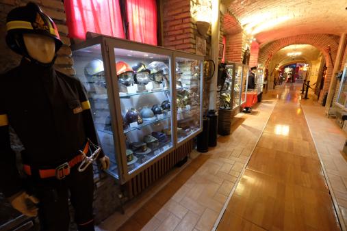 La vetrina dedicata alla mostra degli elmi