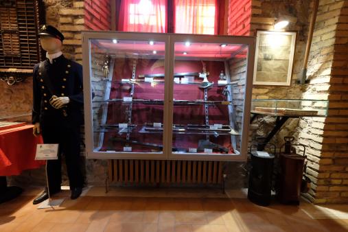 La vetrina dedicata alla mostra delle asce