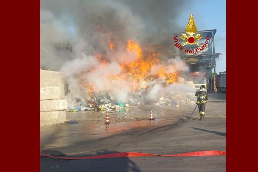 Pietrasanta (LU) - Incendio impiantoi riciclo rifiuti