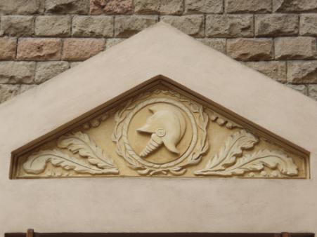 Particolare di un fregio artistico nella sede di Ostiense