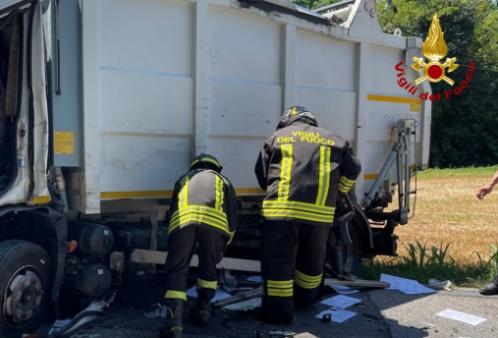 Scontro tra autocarro e camion compattatore sulla SR 352