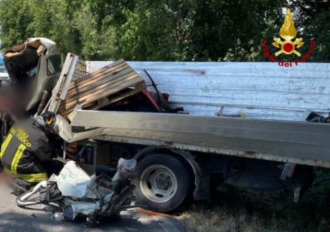 Scontro tra autocarro e camion compattatore sulla SR 352