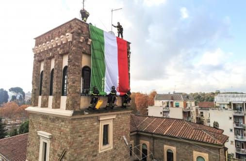 Stendimento della bandiera dalla torre del distaccamento, il 7 dicembre 2019