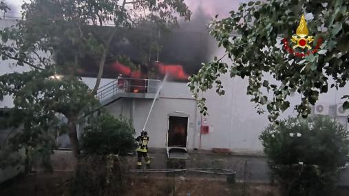 Latina, incendio capannone industriale
