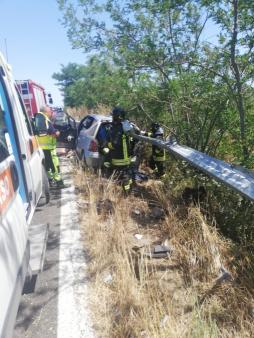 Esce dalla carreggiata e finisce con l'auto contro il guardarail. Intervengono i Vigili del fuoco