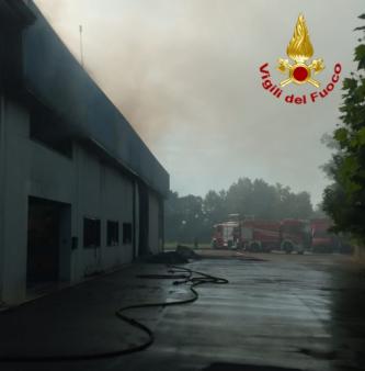 Spento l'incendio del capannone ad Azzano Decimo