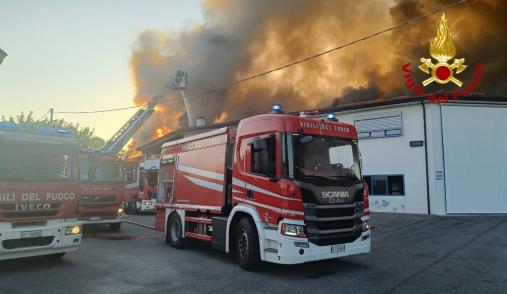 Spento l'incendio del capannone ad Azzano Decimo