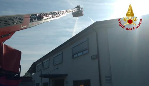 Spento l'incendio del capannone ad Azzano Decimo