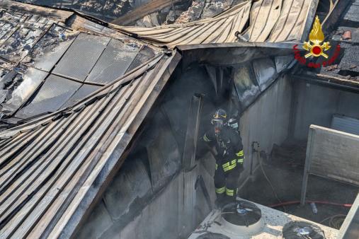 Spento l'incendio del capannone ad Azzano Decimo
