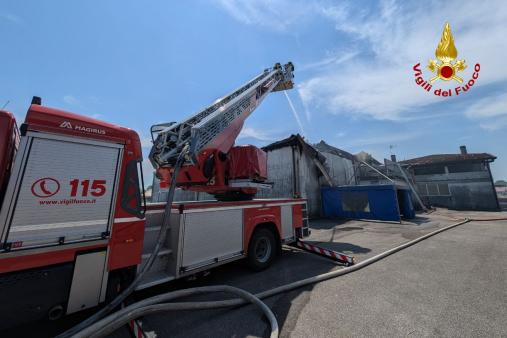 Spento l'incendio del capannone ad Azzano Decimo