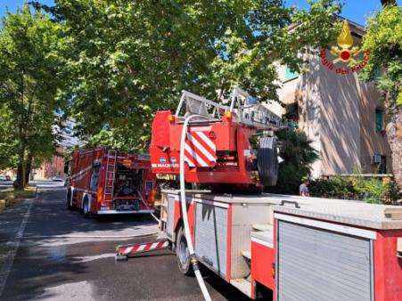 Fiamme in un appartamento in centro città