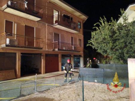 Incendio nella notte nella cantina di un palazzoa Valeggio sul Mincio: sei persone intossicate