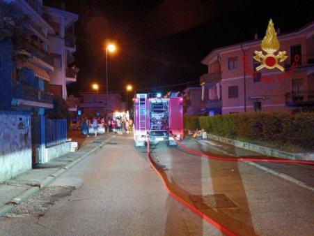 Incendio nella notte nella cantina di un palazzoa Valeggio sul Mincio: sei persone intossicate
