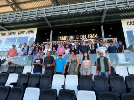 La Spezia, la tribuna dello stadio “A. Picco” intitolata ufficialmente alla squadra di Calcio del 42° Corpo dei Vigili del Fuoco, Campioni d’Italia del 1944.