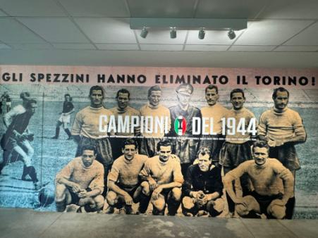 La Spezia, la tribuna dello stadio “A. Picco” intitolata ufficialmente alla squadra di Calcio del 42° Corpo dei Vigili del Fuoco, Campioni d’Italia del 1944.