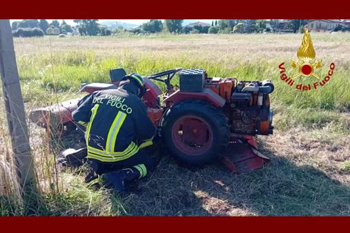 Soccorso a persona incastrata in un mezzo agricolo a Capannori