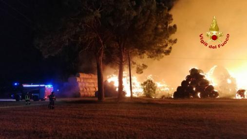 Incendio rotoballe di fieno a Montelabbate