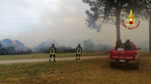 Incendio rotoballe di fieno a Montelabbate