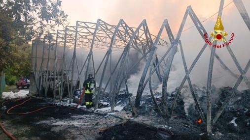 Incendio di un capannone calzaturiero a Montegranaro, Vigili del fuoco sul posto