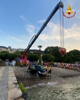 Auto in sosta finisce nel Lago Maggiore: recuperata dai Vigili del fuoco