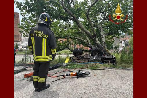 Si ribalta col trattore a Pietrasanta. Vigili del fuoco sul posto