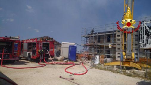 Incendio su un tetto ad Amendola