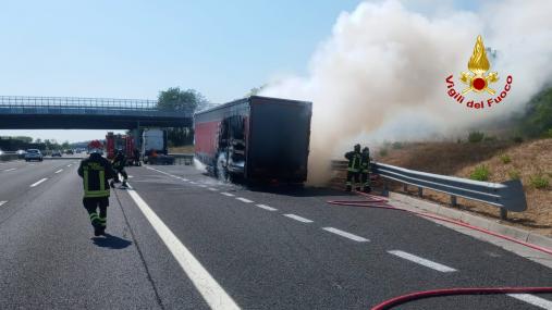 Semirimorchio in fiamme in A14. Vigili del fuoco sul posto
