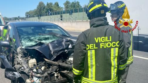 Incidente stradale sull'A14 a Camerano tra un'auto e un autocarro